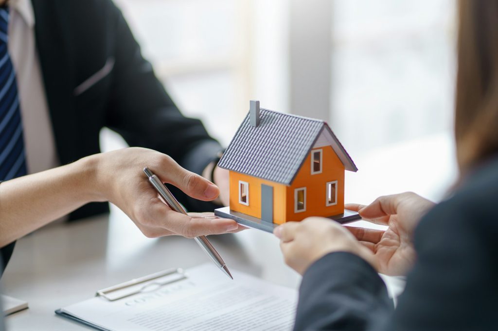 Servicios 1 real estate agent to buy house and land are delivering house to customer after agreeing to make a ho 1